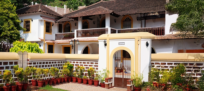 Classic White and Gold Kerala House Paint Design for a Royal Look