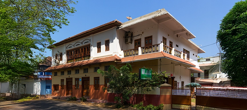 Earthy Tones for Traditional Kerala Home Design with a Rustic Touch